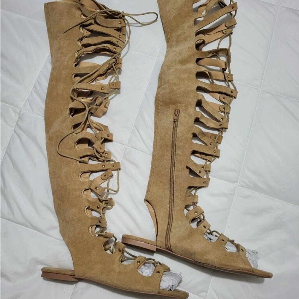 Woman’s Tan Knee-high Gladiator Sandals (Size11)